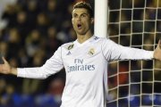 Cristiano Ronaldo se queja durante el encuentro ante el Levante del pasado sábado.-AFP / JOSE JORDAN