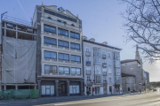 El edificio tapado con una lona lleva así desde el año 2012.-ISRAEL L. MURILLO