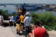 Unos turistas en La Habana.-