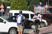 Un hombre circula en patinete y otro en bicicleta por el carril bici de la avenida de La Paz.-ISRAEL L. MURILLO
