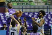Jasiel Rivero gana el rebote a la defensa del Sassari. SANTI OTERO
