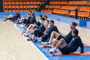 Carlos Suárez se ejercita junto a sus compañeros en la pista de El Plantío. SANTI OTERO