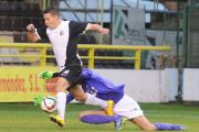 José Fran regatea a un portero con la camiseta del Burgos CF-Santi Otero