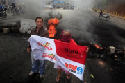 Seguidores de Nasralla frente a una barricada en una carretera, durante una protesta en Tegucigalpa, el 1 de diciembre-REUTERS / JORGE CABRERA