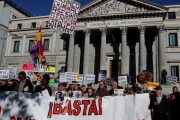 Concentración a las puertas del Congreso de los Diputados convocada por el Encuentro Estatal de Colectivos de Memoria Histórica y Víctimas del Franquismo para denunciar la impunidad del franquismo.-FERNANDO ALVARADO (EFE)