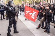 Ciudadanos se enfrentan a agentes antidisturbios durante una manifestación en París, el 10 de octubre.-EFE / CHRISTOPHE PETIT TESSON