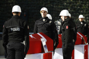 Policías turcos, durante los funerales por las víctimas del doble atentado de Estambul.-AP / EMRAH GUREL