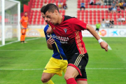 Yanis conduce un balón en el choque contra el Barakaldo en Anduva-Jose Esteban Egurrola