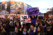 La manifestación de las mujeres de Barcelona, en el paseo de Gràcia.-/ FERRAN NADEU