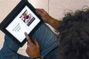 Un lector consulta el libro electrónico 101 recetas fáciles... en un iPad.-ELISENDA PONS