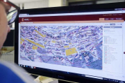 Un internauta visita la web de Mirador Burgos impulsada por la Diputación.-RAÚL G. OCHOA
