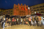 El grupo de los organizadores posó frente al Arco pese a la lluvia de anoche.-ISRAEL L. MURILLO