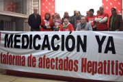 El presidente de la Plataforma de Afectados de Hepatitis C, Mario Cortés (sentado izq) en la sede Ezkerra Berdeak en Bilbao.-LUIS TEJIDO / EFE