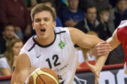 Augustas Peciukevicius fuerza la penetración.-FIBA EUROPE
