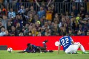 Dembélé, tras la dura entrada.-JORDI COTRINA