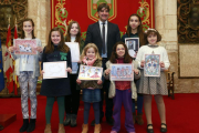 Foto de familia del concejal de Cultura, Fernando Gómez, con las premiadas.-RAÚL G. OCHOA