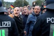 Manifestantes del partido de extrema derecha Alternativa para Alemania (AfD) en Chemnitz.-MARTIN DIVISEK (EFE)