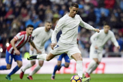 Cristiano Ronaldo lanza el penalti con el que marcó el sábado el primer gol al Sporting.-AFP / JAVIER SORIANO