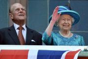 La reina Isabel II y su marido, el príncipe de Edimburgo, este jueves en Fráncfort, con motivo de su visita a Alemania.-Foto: AP / BORIS ROESSLER