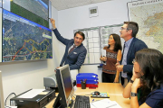 El consejero con Teresa Mompín y José Ángel Arranz en el Centro Autonómico de Mando.-J. M. LOSTAU