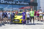 La plantilla posa tras el acto con Beobide, Andrés y Mikel Saizar en cabeza con las equipaciones nuevas.-ISRAEL L. MURILLO