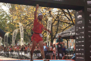 Luis Alberto Hernando atraviesa victorioso la línea de meta del Campeonato del Mundo de Trail 2016-RFEA