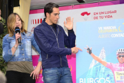 La concejala de Turismo, Carolina Blasco, cogió el testigo de Cuenca en presencia de Contador.-RODRI GONZÁLEZ