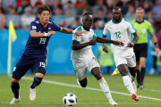 Mané y Sakai pelean por un balón-EFE/ ATEF SAFADI