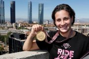 Ana Carrasco, la flamante y nueva campeona del mundo de motociclismo de Supersport300.-EFE / ÁNGEL DIAZ