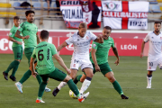 Indiano y Borja Sánchez frenan el avance de la Cultural Leonesa en el encuentro disputado la pasada campaña. DIARIO DE LEÓN
