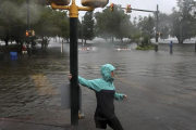 Una mujer camina por una calles inundadas por los efectos del huracán Florence, en la localidad de New Bern, en North Carolina.-AP