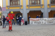 Concentracion de los bomberos de Aranda para exigir la negociación del convenio de retenes. ECB