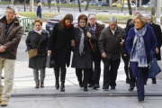 Las familias de las víctimas del Yak-42 llegan al ministerio de Defensa para reunirse con María Dolores de Cospedal.-AGUSTÍN CATALÁN