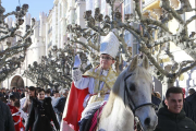 El Obispillo por el Paseo del Espolón a lomos de un caballo blanco.-RAÚL G. OCHOA