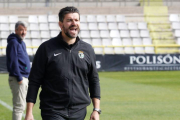 Fernando Estévez da instrucciones a sus hombres durante el partido de ayer.-SANTI OTERO