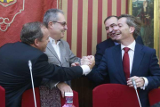 Los concejales del Partido Popular, César Barriada y José Antonio Antón, saludan a los ediles de Vox, Ángel Martín y Fernando Martínez-Acitores, durante el pleno de ayer.-RAÚL G. OCHOA