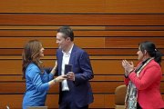 El socialista Pedro González tomo ayer posesión como procurador de las Cortes tras la reuncia por motivos personales de Marta Olmedo, que recibió un caluroso aplauso en su despedida. González ya fue procurador en la anterior legislatura y presidió la comi-ICAL