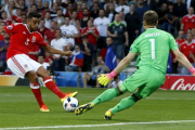 Taylor, en la jugada del gol que marcó ante el portero ruso.-EFE / FEHIM DEMIR