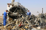 Personal ruso inspecciona los restos del avión siniestrado en el Sinaí egipcio, el 2 de noviembre.-AFP