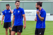 Claudio y Miki Muñoz bromean durante un entrenamiento. TOMÁS ALONSO