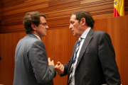 El consejero de Sanidad, Antonio Sáez, y el procurador Alfonso Fernández Mañueco, durante el Pleno de las Cortes de Castilla y León-Ical