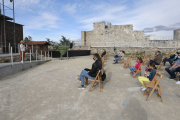 Varios espectadores, el verano pasado, durante una representación de Ronco Teatro en el Castillo. RAÚL G. OCHOA