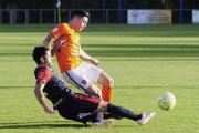 Cortés forzó el penalti que significó el 0-2.-RAÚL OCHOA