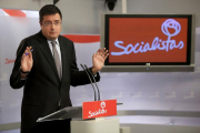 El portavoz del PSOE en el Senado, Óscar López, en una rueda de prensa.-JOSÉ LUIS ROCA