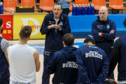 Maldonado, durante su primera charla en El Plantío como entrenador del San Pablo Burgos. SANTI OTERO