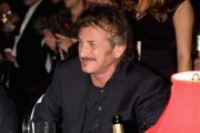 Sean Penn, en la subasta solidaria que ha promovido Madonna para recaudar fondos para el hospital de Malawi. Este jueves en Miami Beach (Florida).-JEFF KRAVITZ