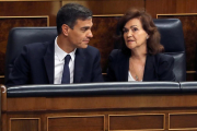 El presidente del Gobierno, Pedro Sánchez, acompañado de la vicepresidenta Carmen Calvo.-EFE