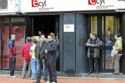Un grupo de personas a la puerta de una oficina de empleo.-ECB