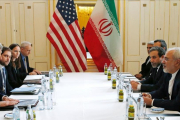 La delegación de EEUU, presidida por el secretario de Estado, John Kerry, con la delegación iraní liderada por su homólogo Javad Zarif, el 16 de enero del 2016.-AFP / KEVIN LAMARQUE