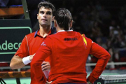 Conchita Martínez conversa con Pablo Andújar tras caer ante el ruso Andrey Rublev y perder la eliminatoria de la Copa Davis.-Foto: EFE / JAVIER DELGADO